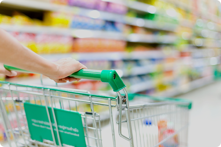 ショッピングカートを使って買い物をする様子