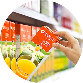 オレンジジュースの商品を棚から手に取る様子