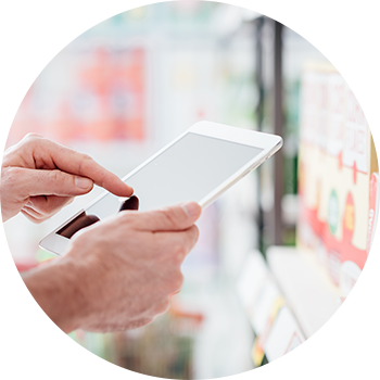 タブレット端末で商品の情報を確認する様子