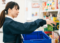 新店オープン前の陳列作業