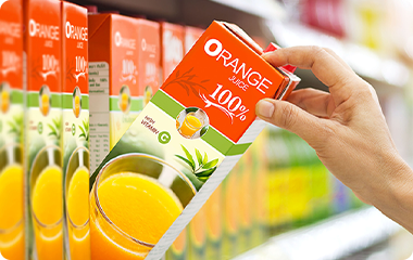 店頭でオレンジジュースを手に取る手元