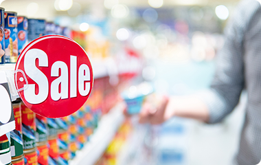 セール表示のある商品棚