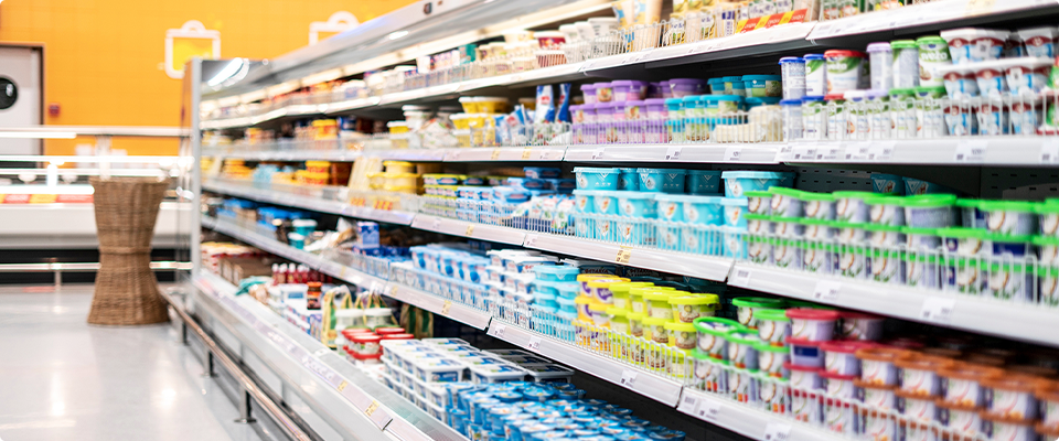 冷蔵ショーケースに陳列された商品