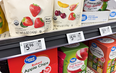 スーパーの棚に並ぶ商品