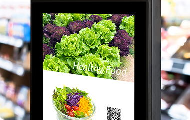 店内のデジタルサイネージに表示された広告
