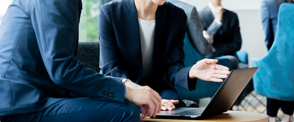 打ち合わせをするビジネスパーソン